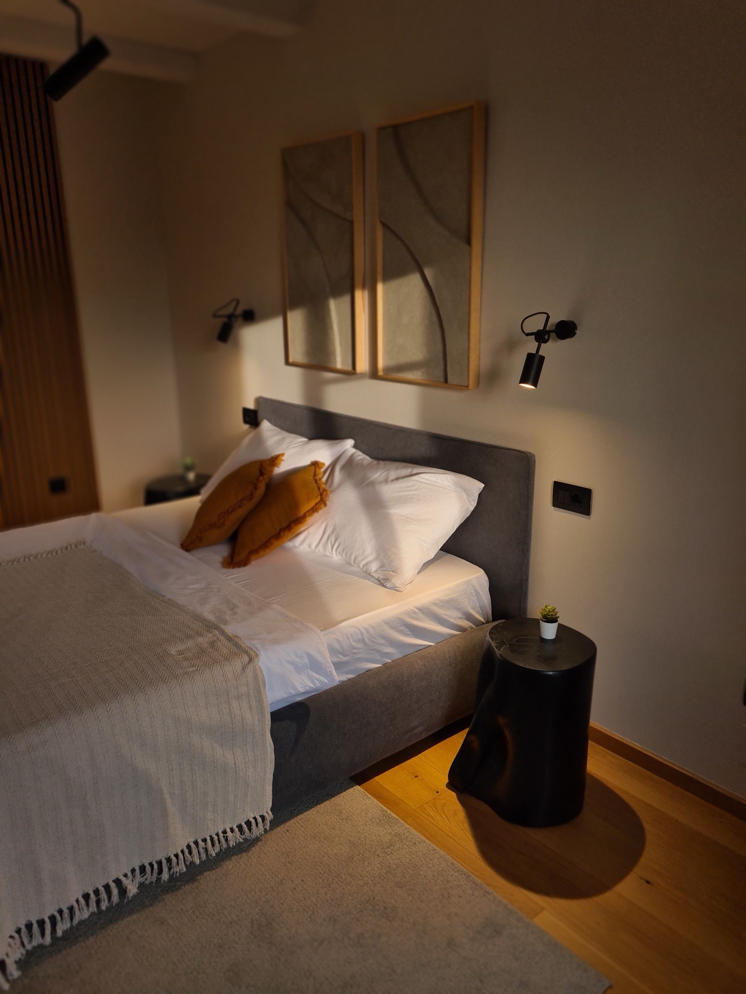 Bedroom 1 — detail