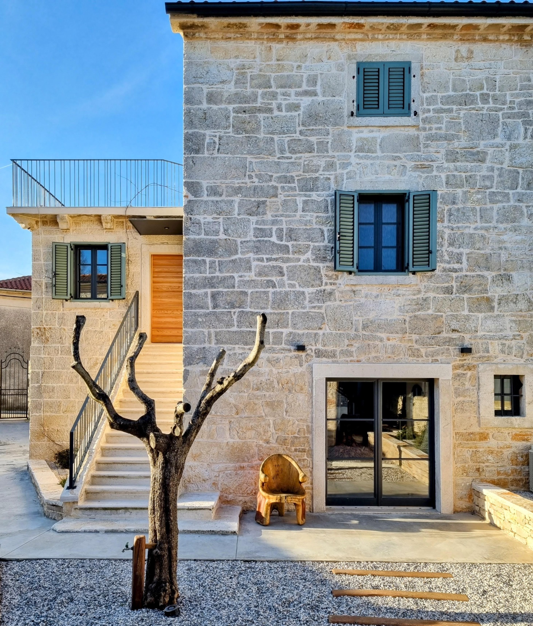 Villa Qualia — courtyard