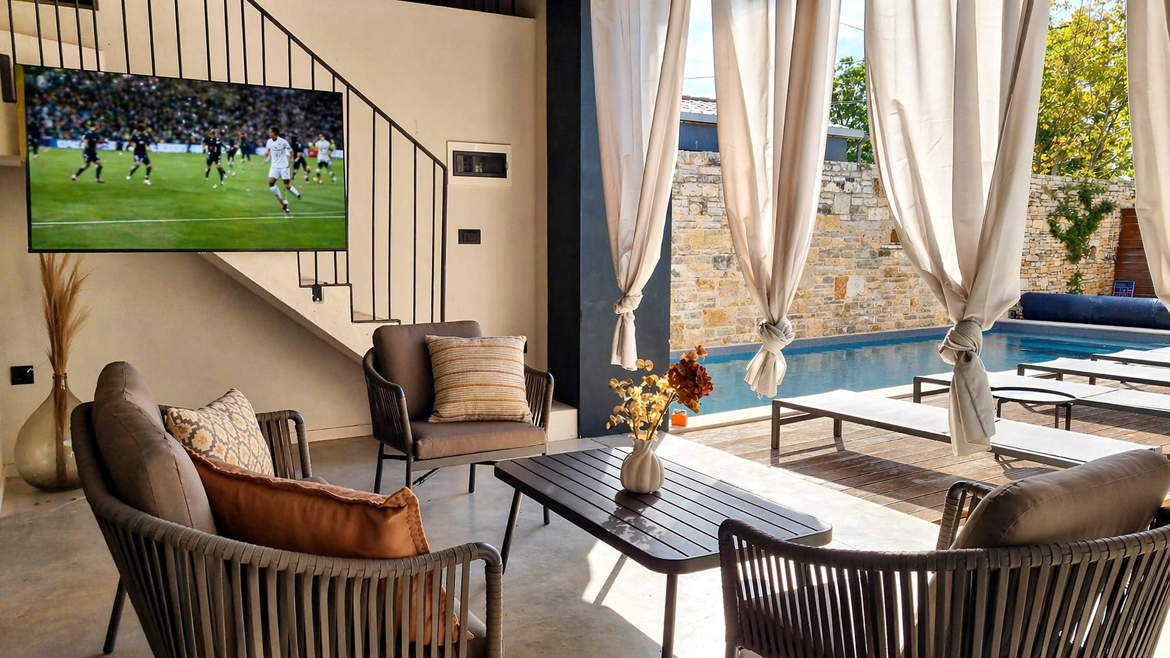 Villa Qualia — pool and outdoor lounge