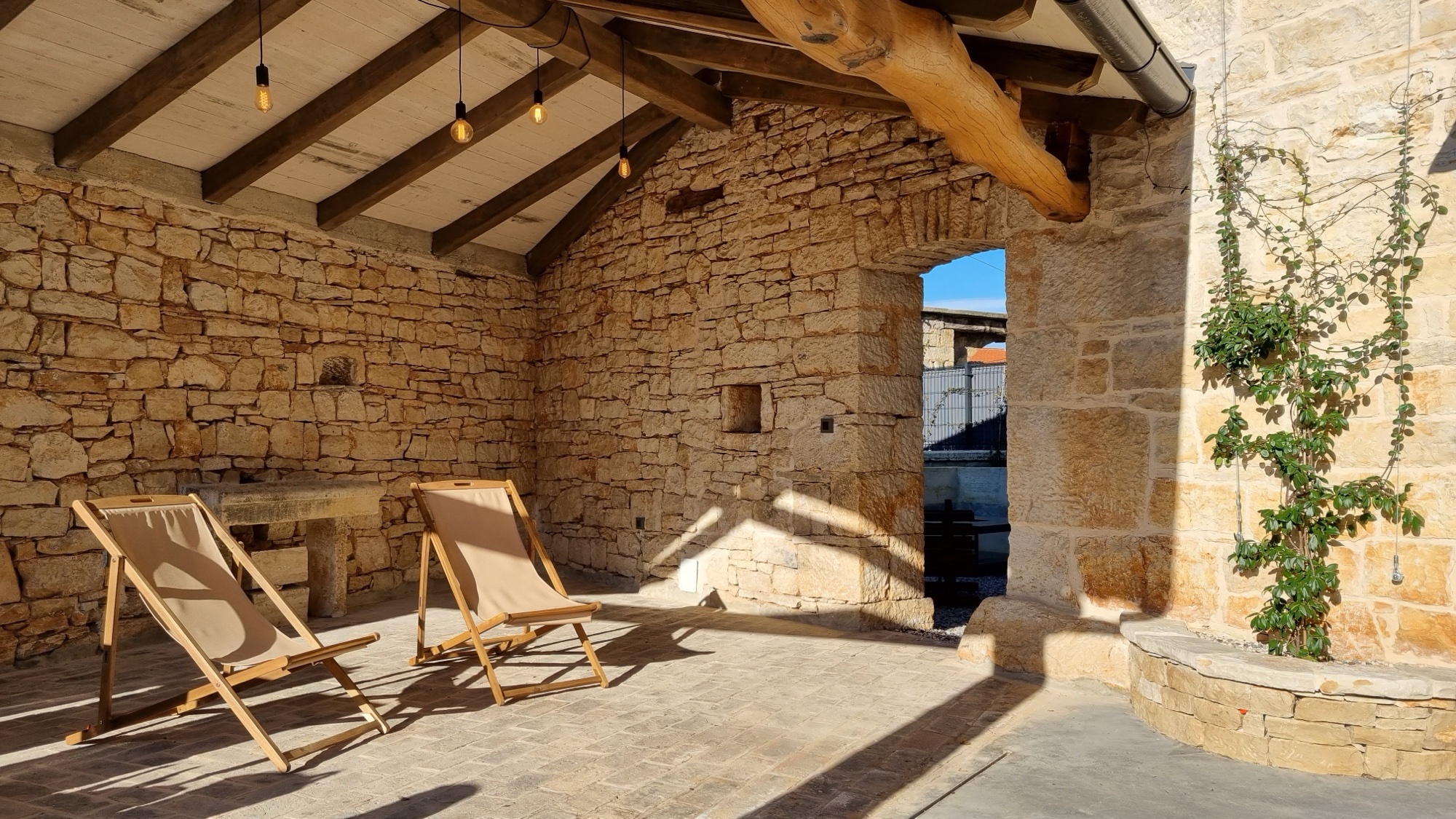 Villa Qualia — outdoor terrace and pergola